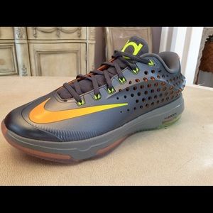 KD Kevin Durant Futuristic Sneakers in size 9.5